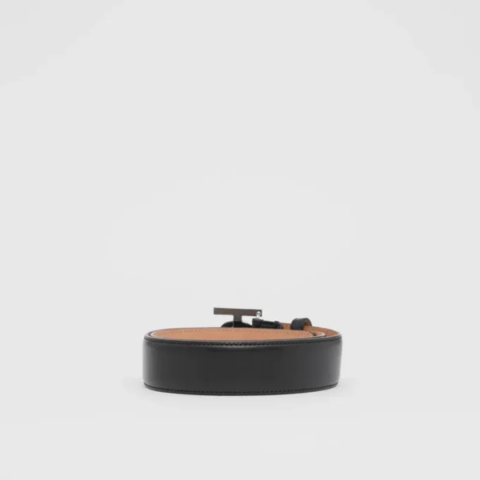 Läderskärp med monogrammotiv Läderskärp med monogrammotiv