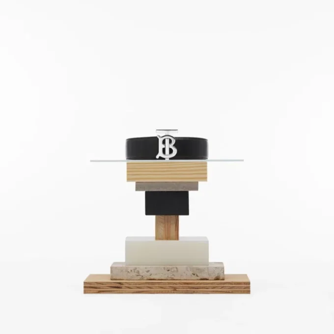 Läderskärp med monogrammotiv Läderskärp med monogrammotiv