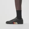 Lädersneakers med randiga detaljer Lädersneakers med randiga detaljer