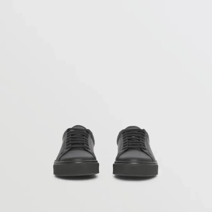 Lädersneakers med randiga detaljer Lädersneakers med randiga detaljer