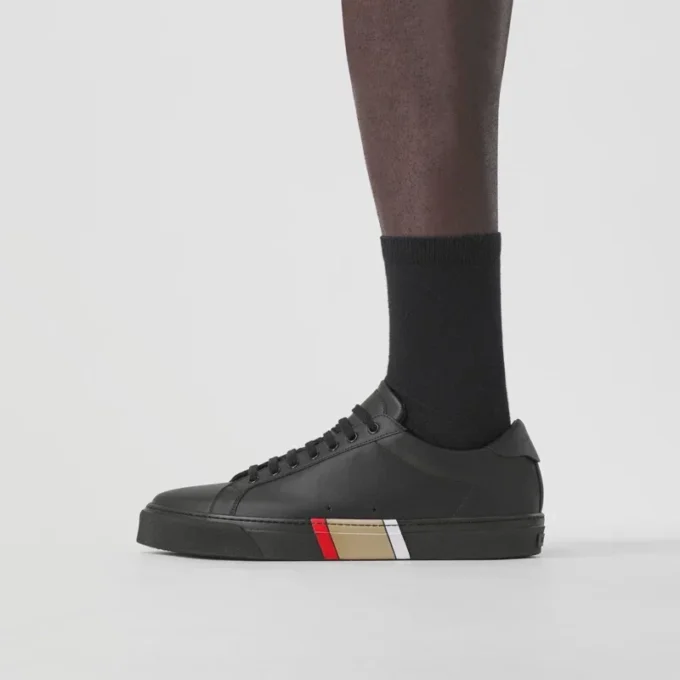 Lädersneakers med randiga detaljer Lädersneakers med randiga detaljer
