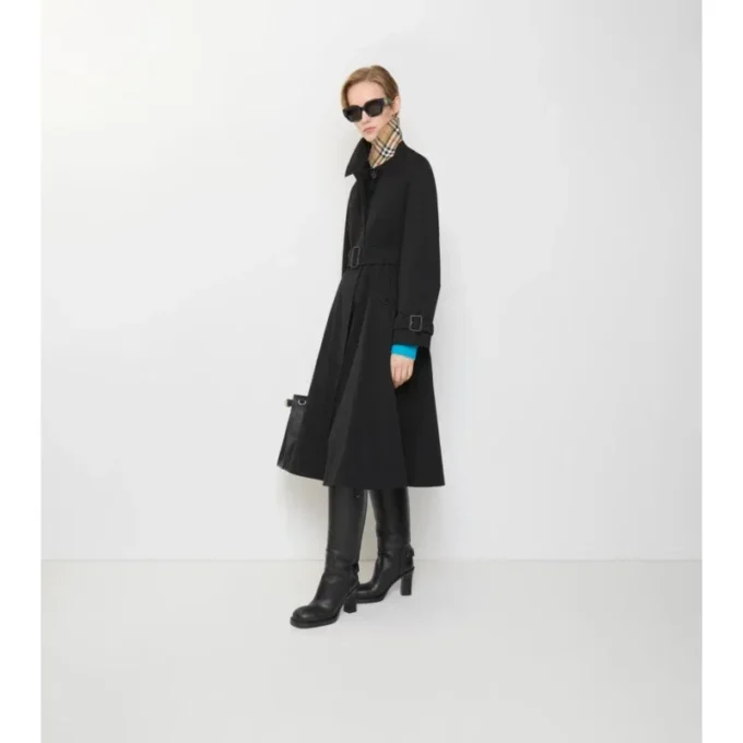 Lång gabardine-Car Coat i Ellingham-modell med utsvängd kjol Lång gabardine-Car Coat i Ellingham-modell med utsvängd kjol