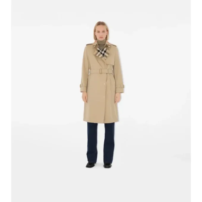 Lång trenchcoat i gabardin med rutig krage Lång trenchcoat i gabardin med rutig krage