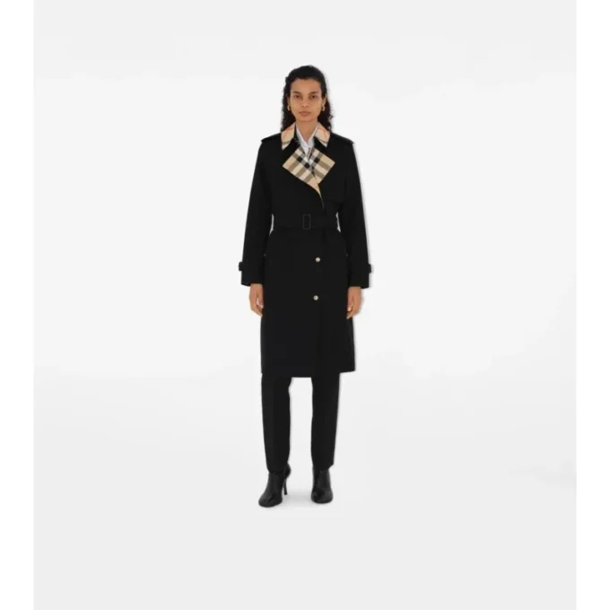 Lång trenchcoat i gabardin med rutig krage Lång trenchcoat i gabardin med rutig krage