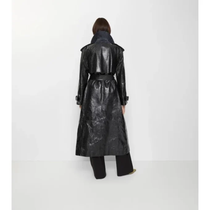Lång trenchcoat i präglat läder