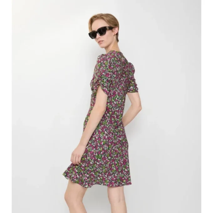 Miniklänning i siden med små blommönster Miniklänning i siden med små blommönster