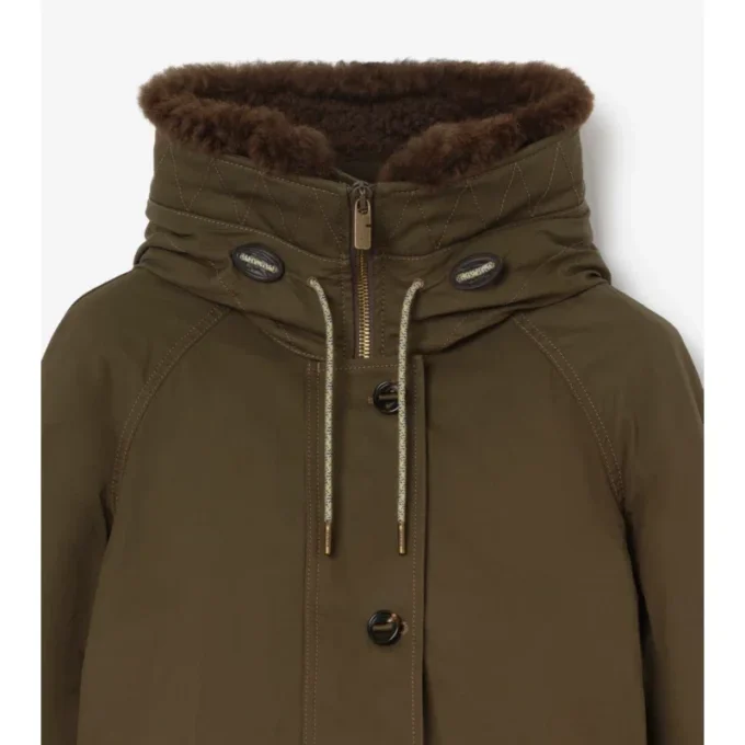 Parkas i gabardin med shearlingkant Parkas i gabardin med shearlingkant