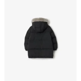Pufferjacka i nylon med fuskpälskant Pufferjacka i nylon med fuskpälskant