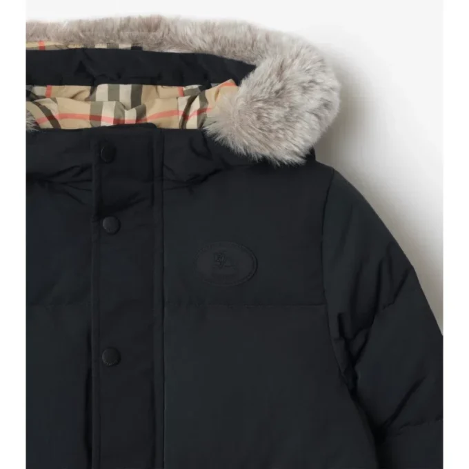 Pufferjacka i nylon med fuskpälskant Pufferjacka i nylon med fuskpälskant