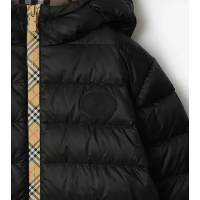 Pufferjacka med huva i nylon med rutmönster Pufferjacka med huva i nylon med rutmönster