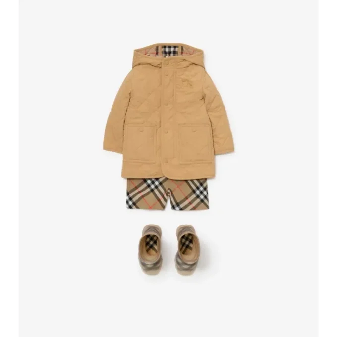 Quiltad nylonrock med huva Quiltad nylonrock med huva