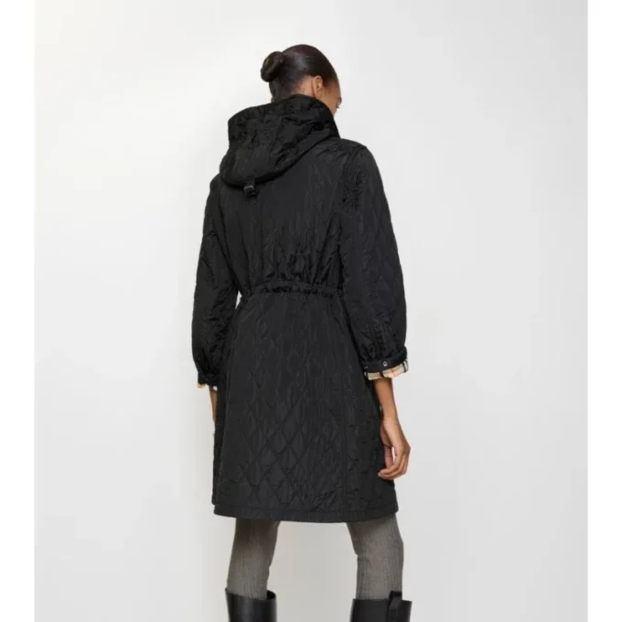 Quiltad nylonrock med huva Quiltad nylonrock med huva