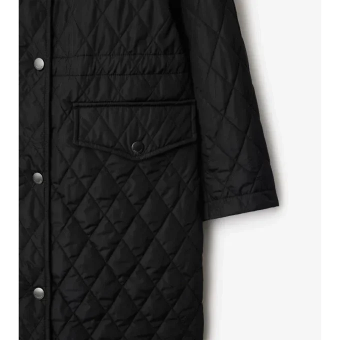 Quiltad nylonrock med huva Quiltad nylonrock med huva