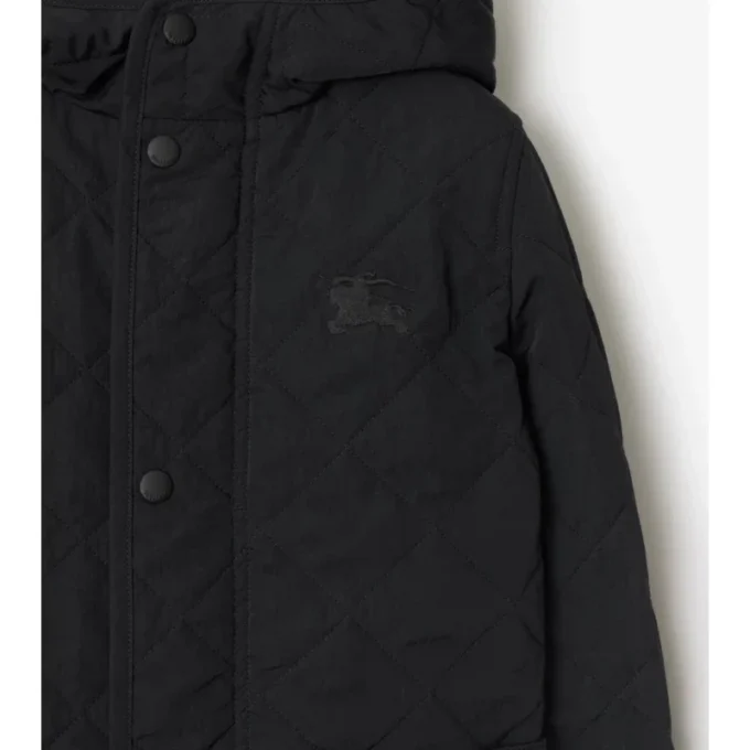 Quiltad nylonrock med huva Quiltad nylonrock med huva