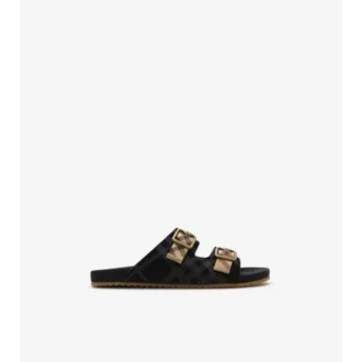 Sandaler i rutigt mocka