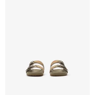Sandaler i rutigt mocka