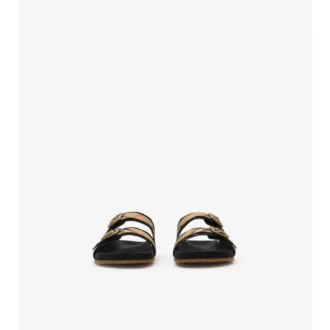 Sandaler i rutigt mocka