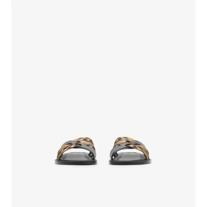Sandaler i rutmönster och läder Sandaler i rutmönster och läder