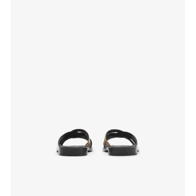 Sandaler i rutmönster och läder Sandaler i rutmönster och läder