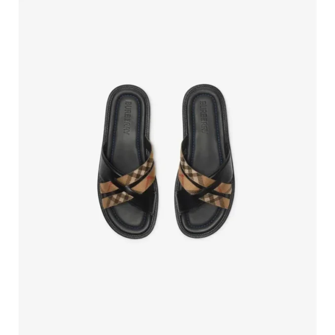 Sandaler i rutmönster och läder Sandaler i rutmönster och läder