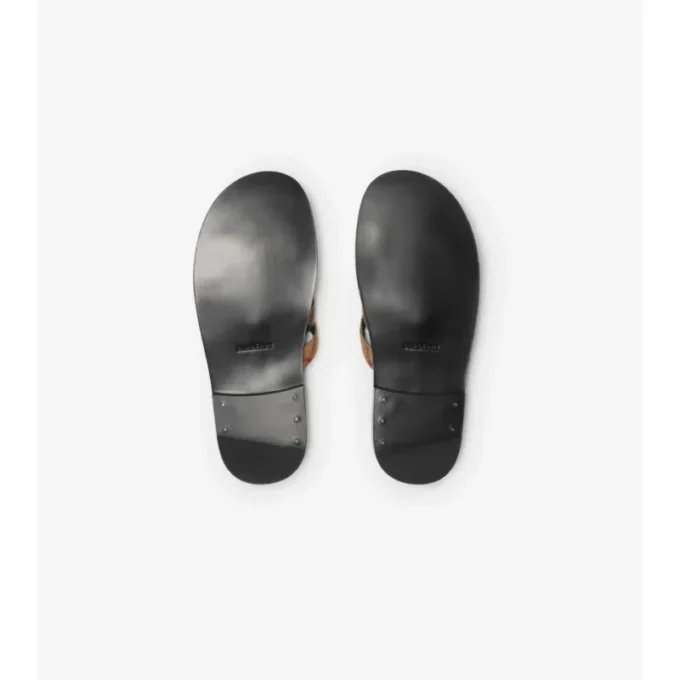 Sandaler i rutmönster och läder Sandaler i rutmönster och läder