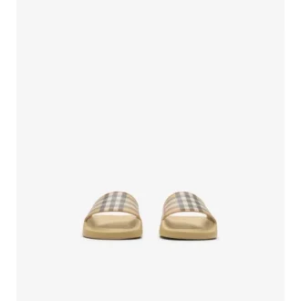 Sandaler med rutmönster