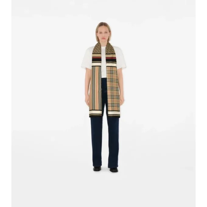 Silkescarf med montage-tryck Silkescarf med montage-tryck