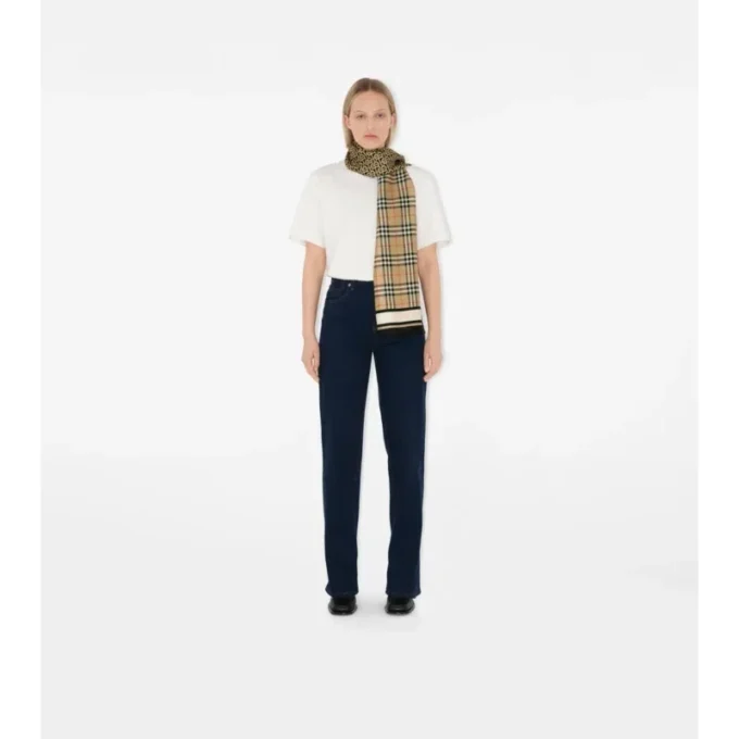 Silkescarf med montage-tryck Silkescarf med montage-tryck