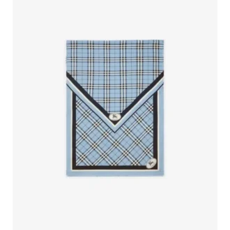 Silkescarf med rutmönster och riddarmotiv
