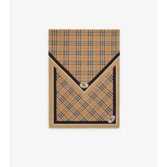 Silkescarf med rutmönster och riddarmotiv