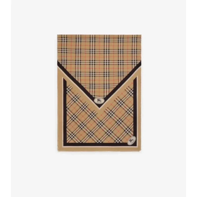 Silkescarf med rutmönster och riddarmotiv Silkescarf med rutmönster och riddarmotiv
