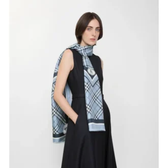 Silkescarf med rutmönster och riddarmotiv