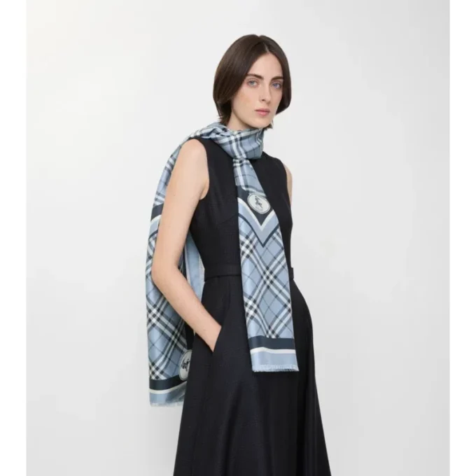 Silkescarf med rutmönster och riddarmotiv Silkescarf med rutmönster och riddarmotiv