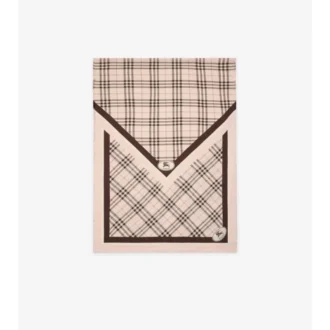 Silkescarf med rutmönster och riddarstämpel