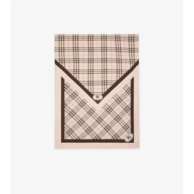 Silkescarf med rutmönster och riddarstämpel Silkescarf med rutmönster och riddarstämpel