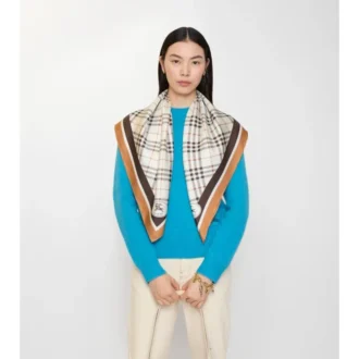 Silkescarf med rutmönster och riddarstämpel