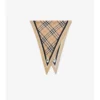 Silkescarf med rutmönster och riddarstämpel Silkescarf med rutmönster och riddarstämpel