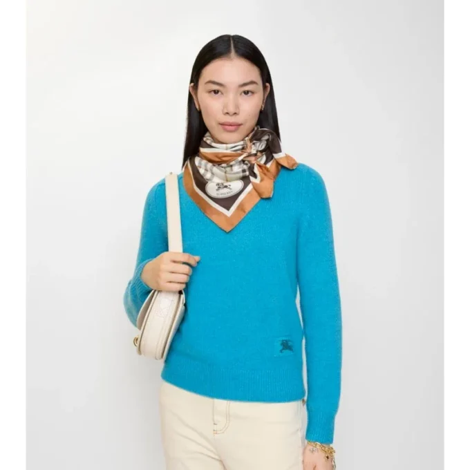 Silkescarf med rutmönster och riddarstämpel Silkescarf med rutmönster och riddarstämpel
