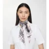 Smal vändbar silkescarf med etsat riddarmotiv Smal vändbar silkescarf med etsat riddarmotiv