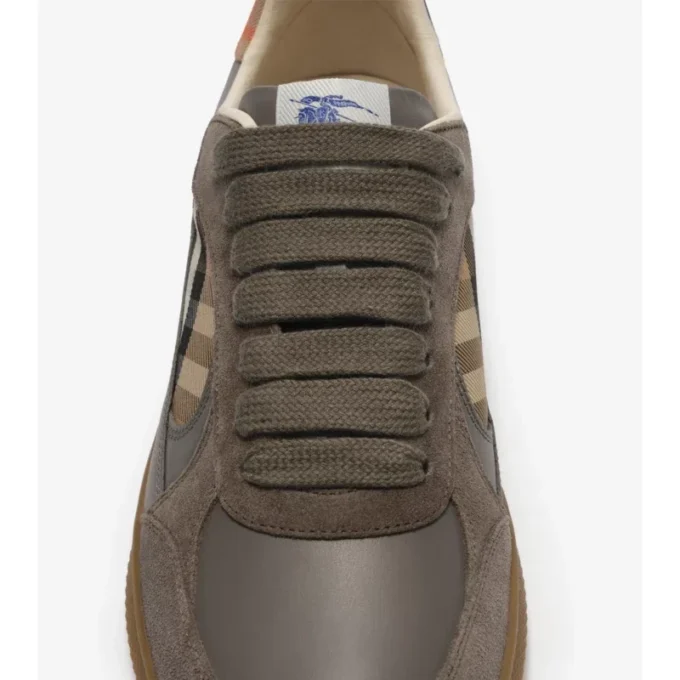 Sneakers i läder, mocka och rutmönster Sneakers i läder, mocka och rutmönster