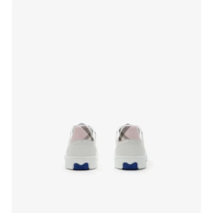 Sneakers i läder och rutmönster Sneakers i läder och rutmönster