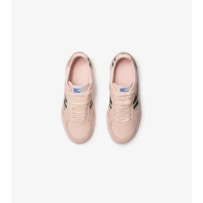 Sneakers i läder och rutmönster Sneakers i läder och rutmönster