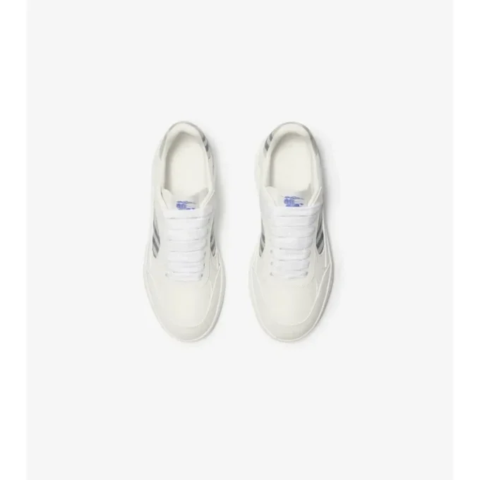 Sneakers i läder och rutmönster Sneakers i läder och rutmönster
