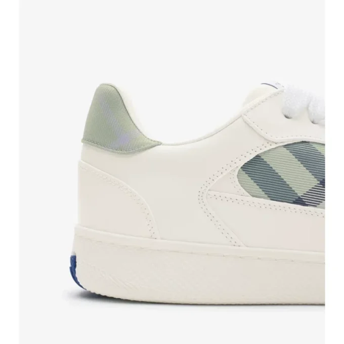 Sneakers i läder och rutmönster Sneakers i läder och rutmönster