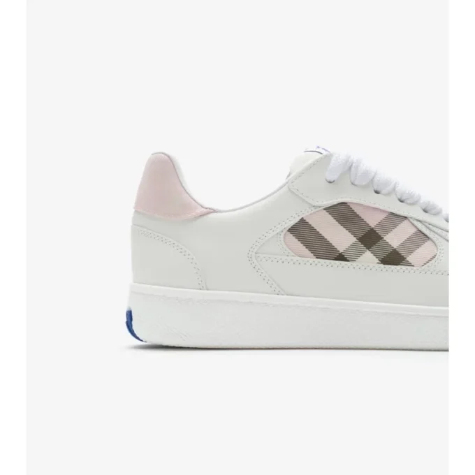 Sneakers i läder och rutmönster Sneakers i läder och rutmönster