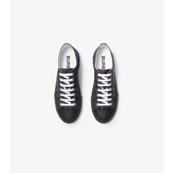 Sneakers i nylonblandning med rutmönster Sneakers i nylonblandning med rutmönster