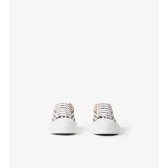 Sneakers med rutmönster