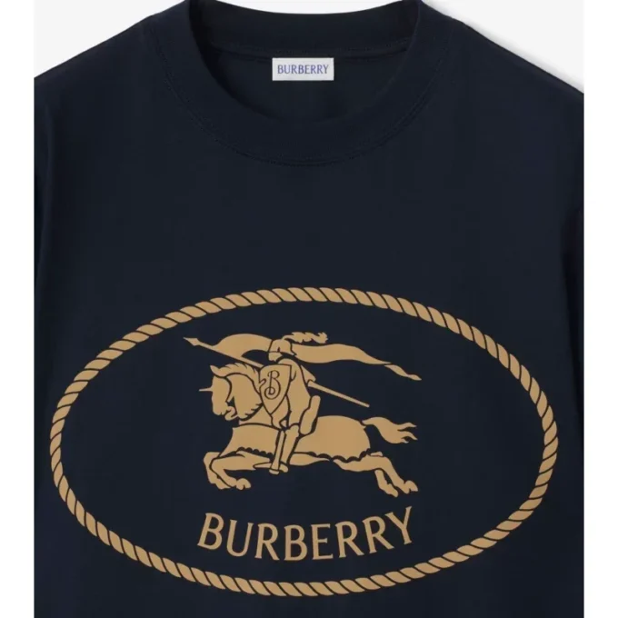 T-shirt i bomull med riddarstämpel T-shirt i bomull med riddarstämpel