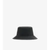 Vändbar bucket hat i nylon med Knight Stamp-mönster Vändbar bucket hat i nylon med Knight Stamp-mönster